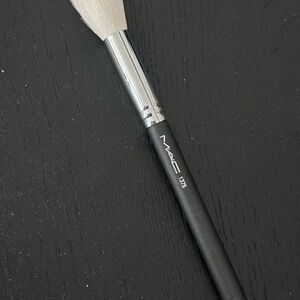 MAC Cosmetics 137s Brush